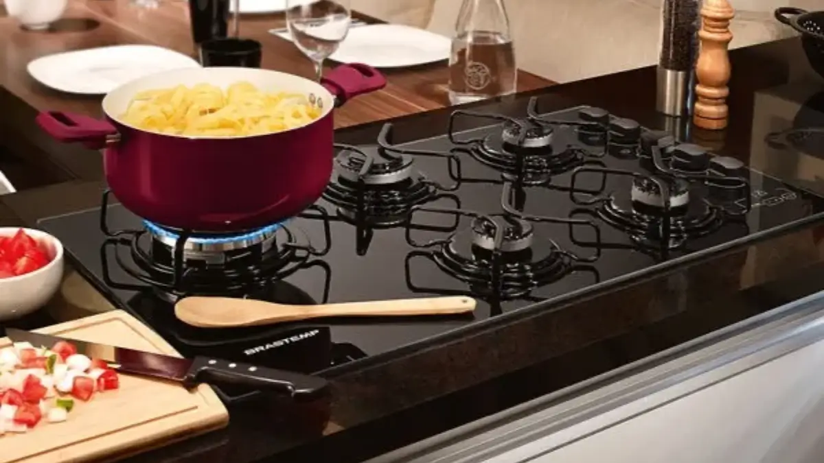 Cozinha moderna planejada com Cooktop Brastemp de indução em oferta especial