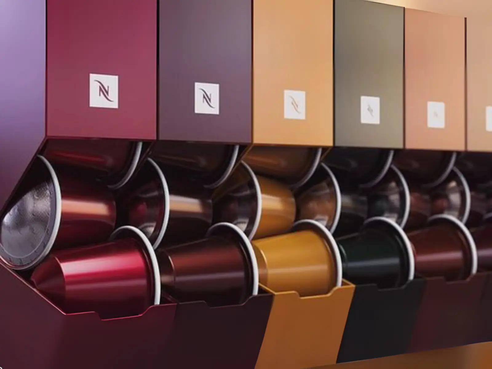 Acessórios Nespresso, como xícaras e porta-cápsulas, disponíveis para compra com desconto.