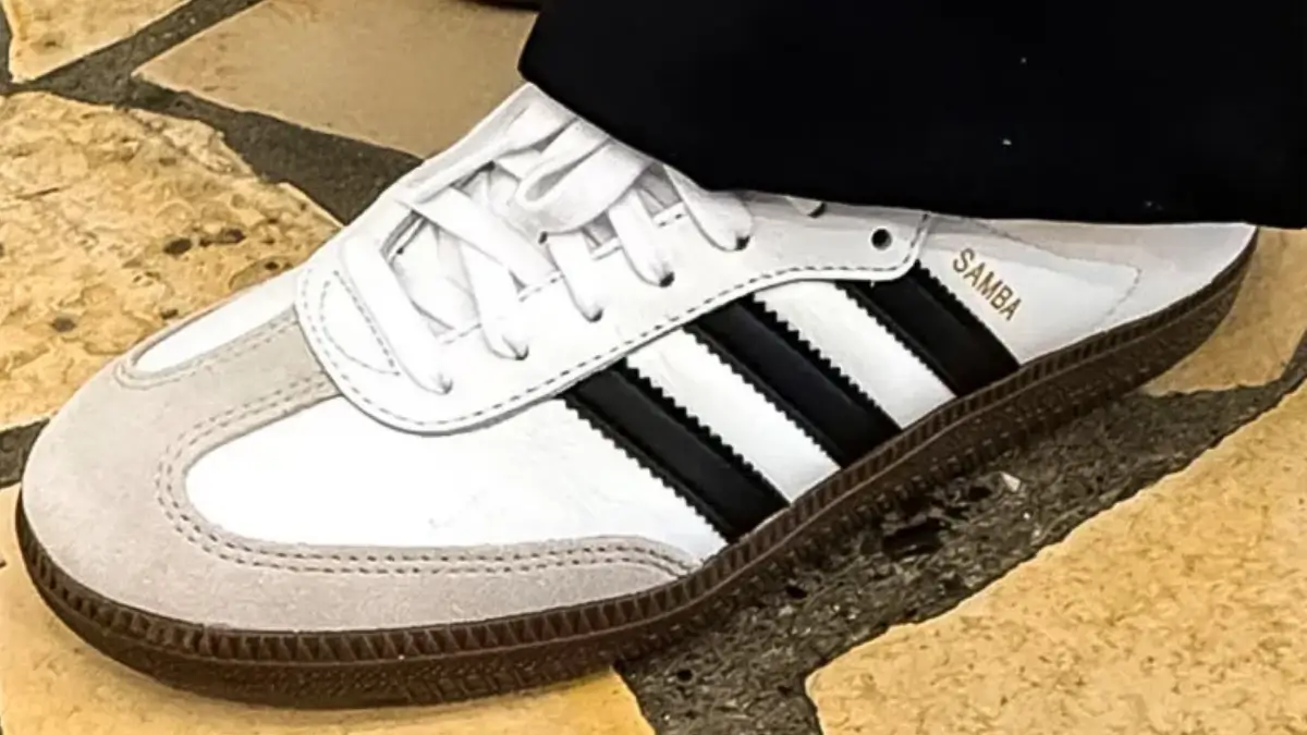 tenis adidas samba og feminino compondo um look casual moderno em ambiente urbano
