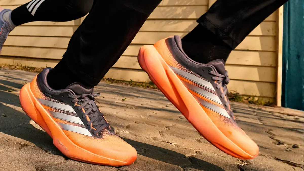 corredor utilizando o tenis adidas supernova rise laranja destacando a flexibilidade da entressola dreamstrike
