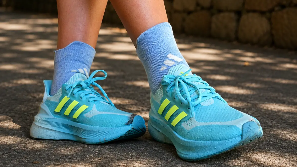 corredora utilizando tenis adidas ultraboost 5 feminino azul no pe