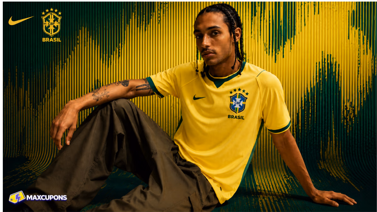 homem vestindo a camisa amarela da selecao brasileira 2026 em estilo casual lifestyle
