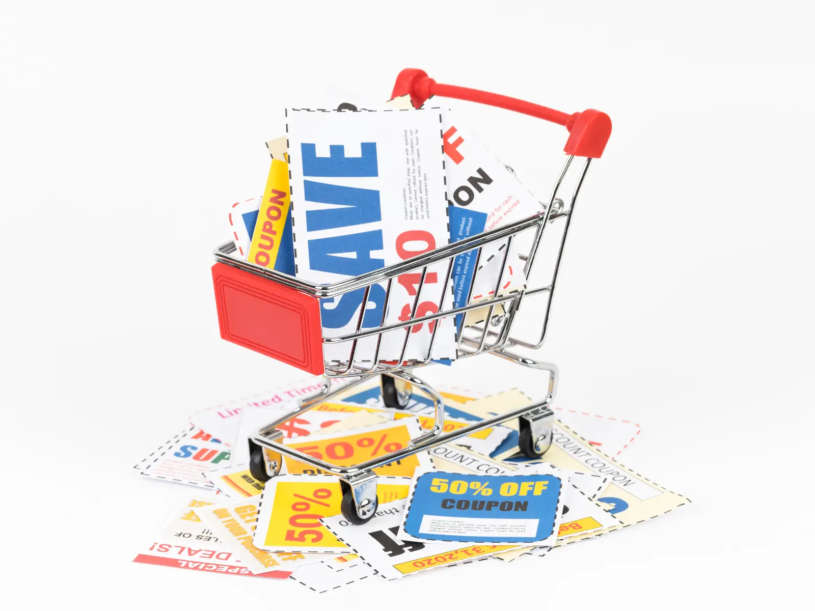 Um carrinho de compras em miniatura cheio de cupons de desconto, com destaque para a palavra "SAVE" (economize). Vários outros cupons estão espalhados ao redor, sobre um fundo branco, simbolizando a economia na primeira compra.
