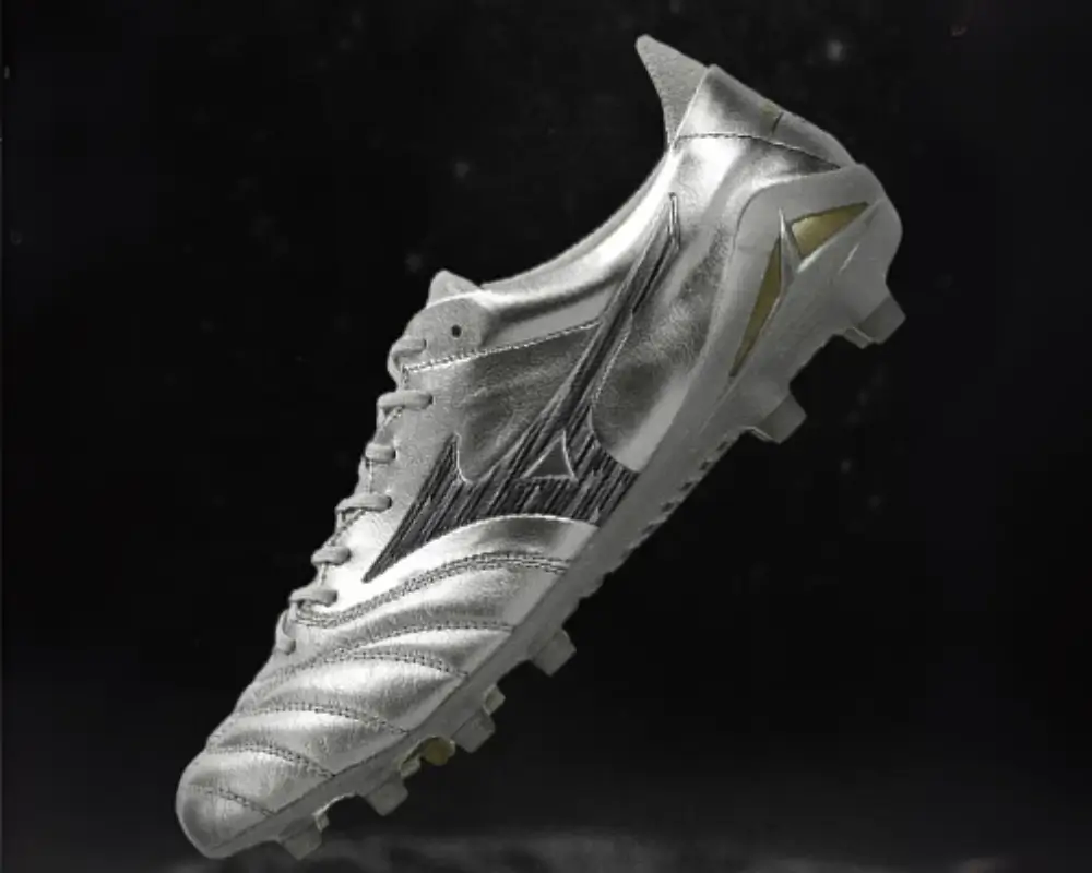 Chuteira de futebol Mizuno na cor prateada, representando a linha de produtos para futebol com desconto.
