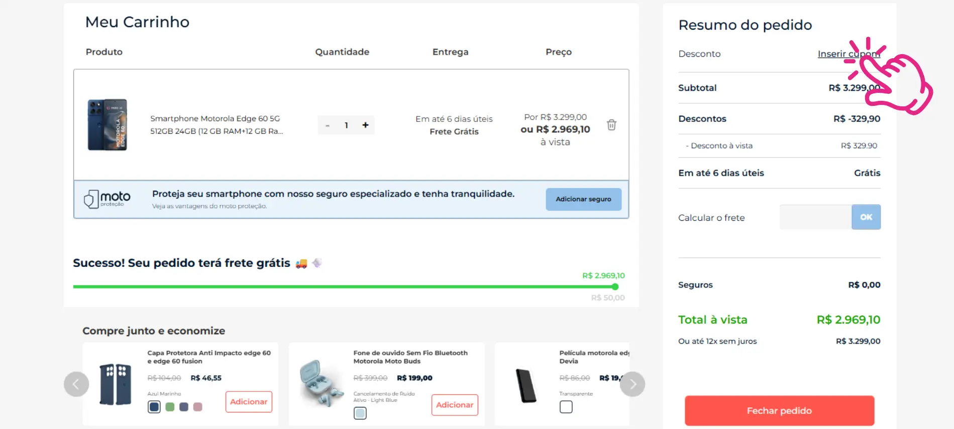 Passo a passo visual mostrando onde clicar para inserir o cupom de desconto no carrinho de compras do site da Motorola.