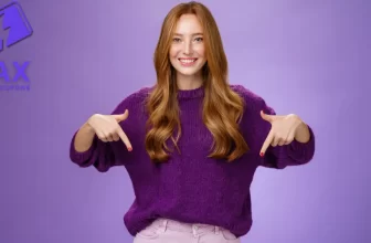 Mulher sorrindo e apontando para baixo, indicando o conteúdo do guia de como usar cupom de desconto do site MaxCupons.