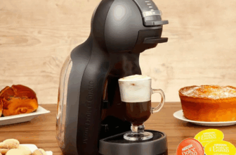 Máquina Nescafé Dolce Gusto com uma variedade de bebidas como cafés, lattes e chás, ilustrando as opções para usar um cupom de desconto