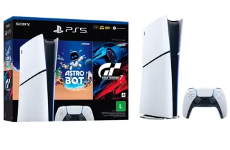 Console PlayStation 5 com leitor de disco ao lado da caixa e do controle DualSense. A caixa indica o bundle com os jogos Astro Bot e Gran Turismo 7, disponível na Webfones.