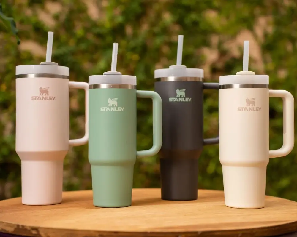 Variedade de copos Stanley Quencher em cores pasteis, prontos para serem comprados com desconto.