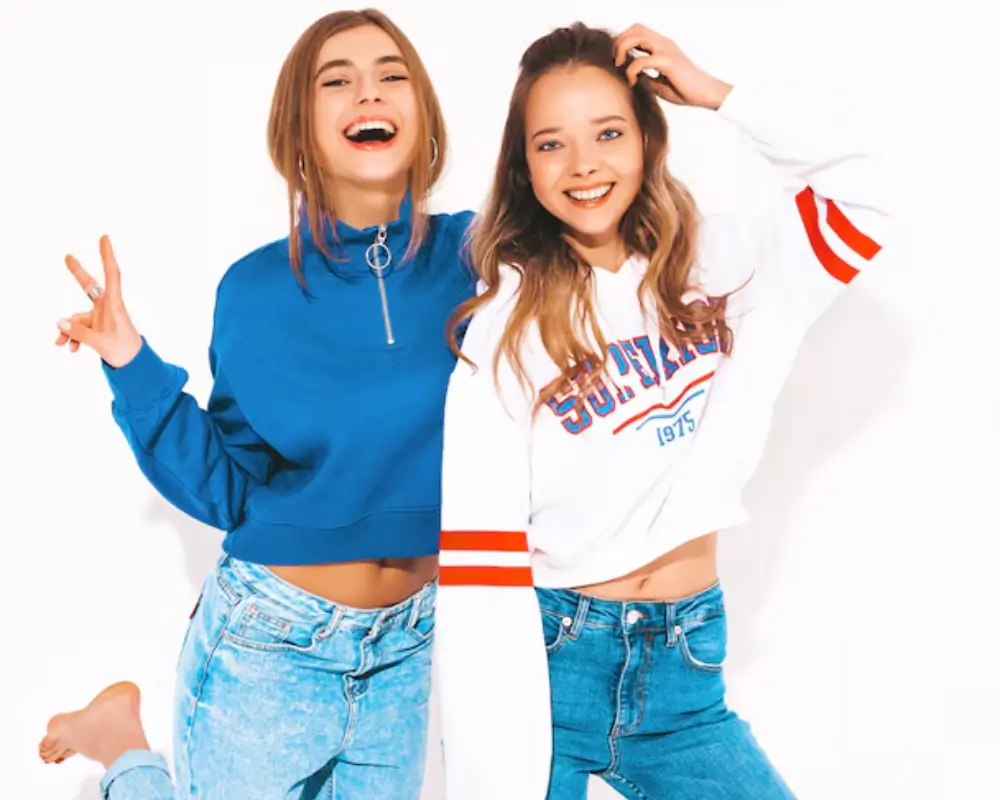 Duas mulheres felizes aproveitando as ofertas e cupons de desconto em moda feminina na Dafiti.