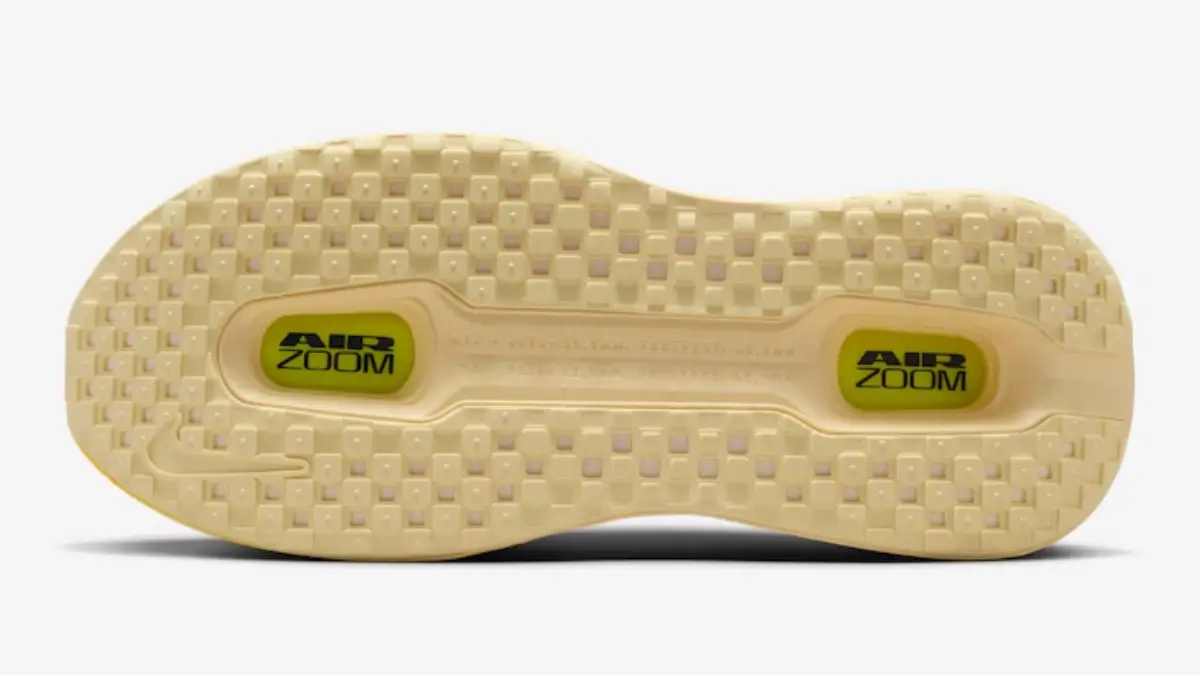 detalhe da sola do tenis nike vomero premium mostrando as unidades air zoom