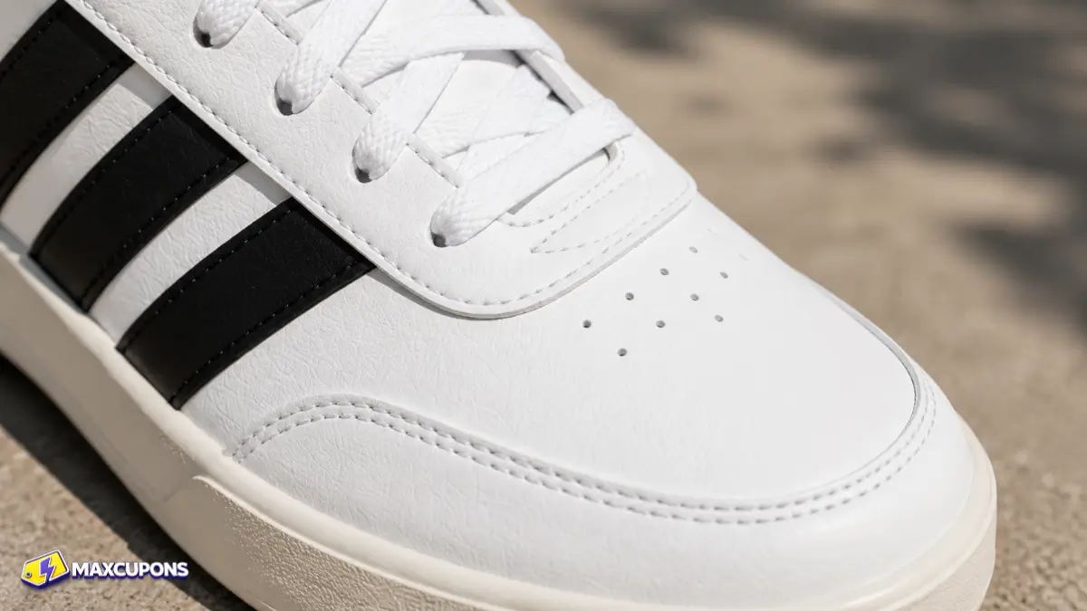 close-up do cabedal em material sintetico e costuras do tenis adidas breaknet