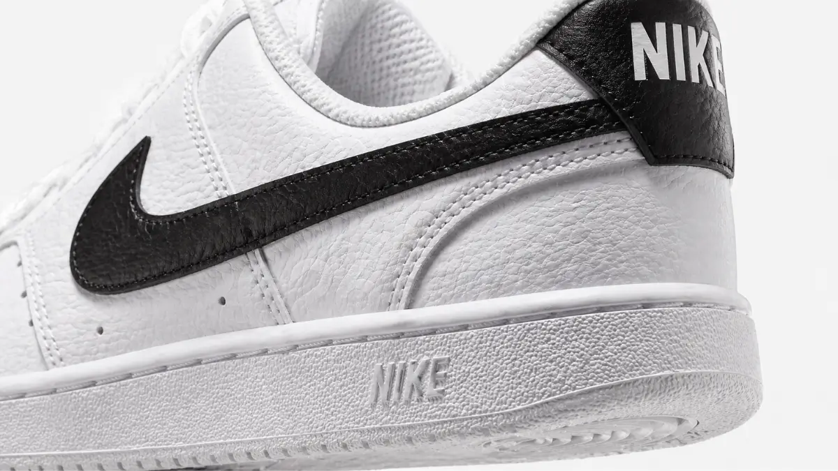 detalhe da sola de borracha e costuras do tenis nike court vision