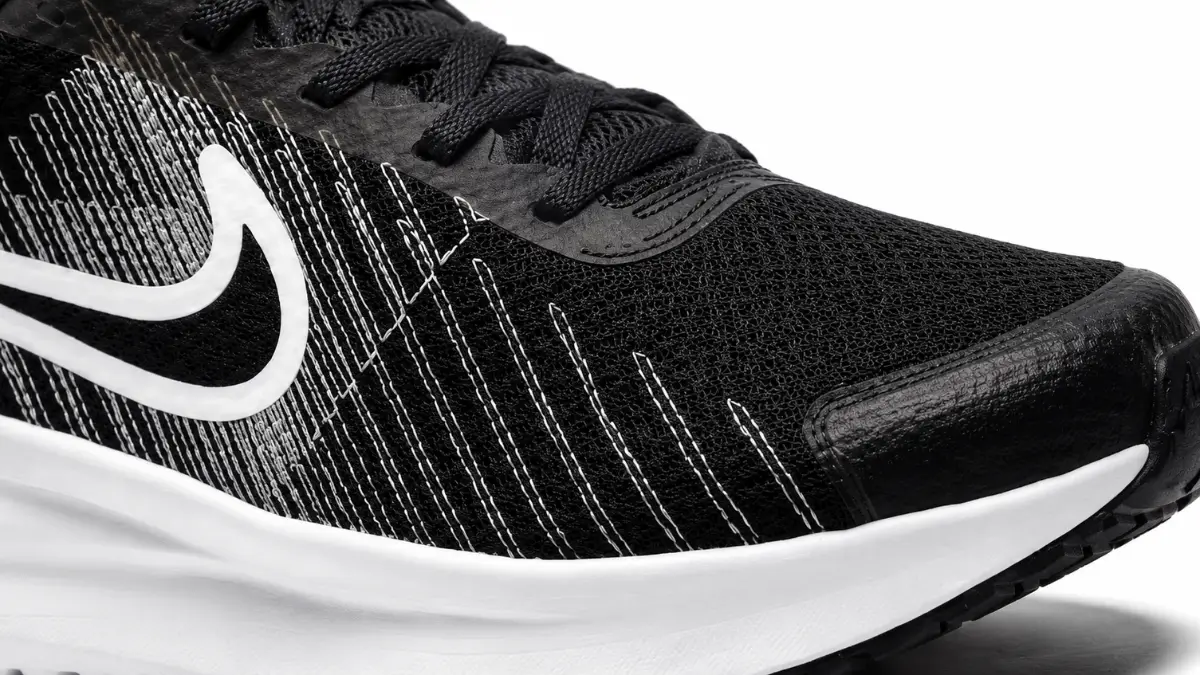 detalhe do cabedal em couro e mesh do tenis nike run defy