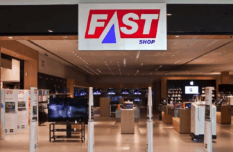 Fachada de uma loja Fast Shop localizada em um shopping, com o logo da marca em destaque na entrada, convidando clientes a conferir as ofertas em tecnologia.