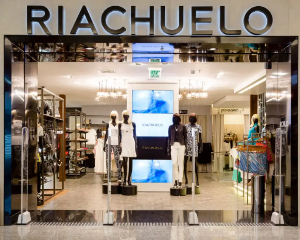 Vitrine de uma loja Riachuelo moderna, exibindo as últimas tendências da moda.