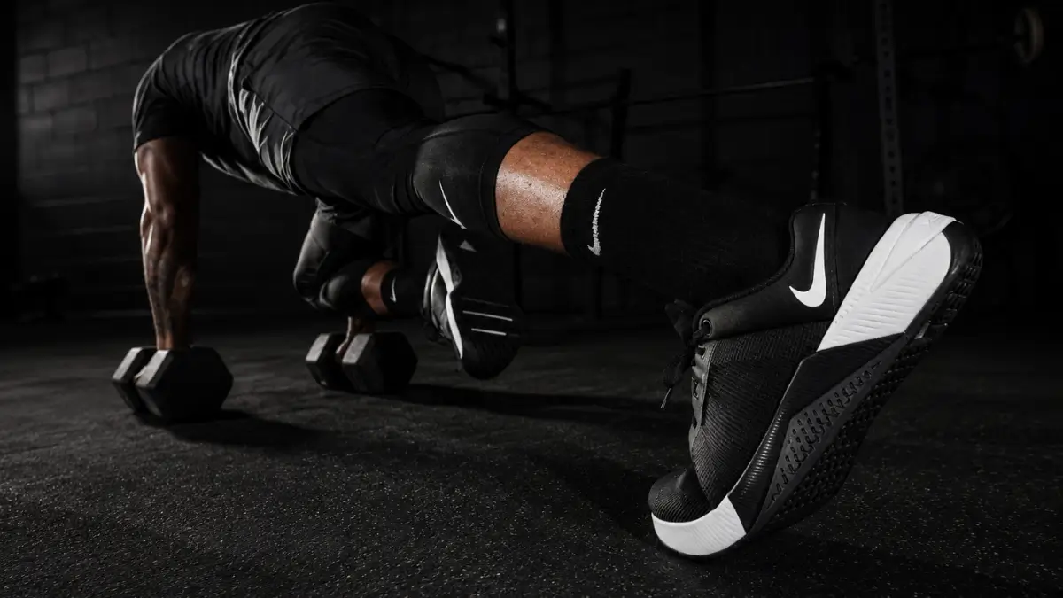 atleta realizando exercicio de prancha usando nike metcon 10 destacando a flexibilidade do antepe