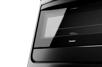 Close-up do design moderno de um fogão Consul preto, destacando o vidro temperado do forno, um exemplo de produto para comprar usando um cupom de desconto Consul.