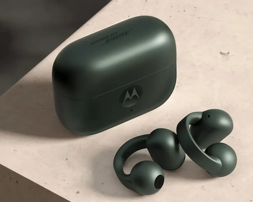 Fones de ouvido Moto Buds com tecnologia Sound by Bose, representando os acessórios em promoção na Motorola.