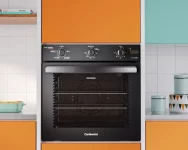 Forno de embutir Continental preto instalado em uma cozinha moderna com armários laranja.