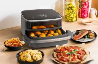 Fritadeira Elétrica Arno preta em uma bancada, mostrando sua versatilidade ao preparar diversos alimentos como pão de queijo, pizza e cookies. Um exemplo de produto para comprar usando um cupom de desconto Arno.