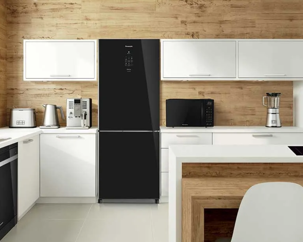 Geladeira Panasonic Black Glass em uma cozinha planejada, mostrando o design do produto.