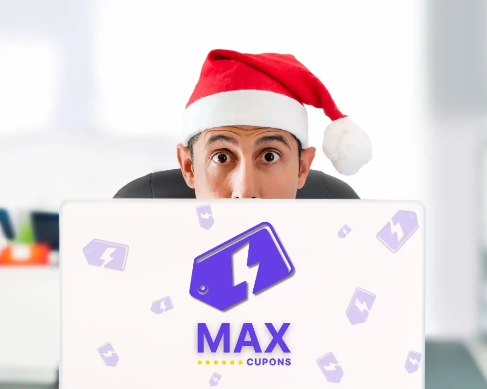 Homem com expressão de surpresa e felicidade ao encontrar cupons de desconto para as Ofertas de Natal em seu celular.