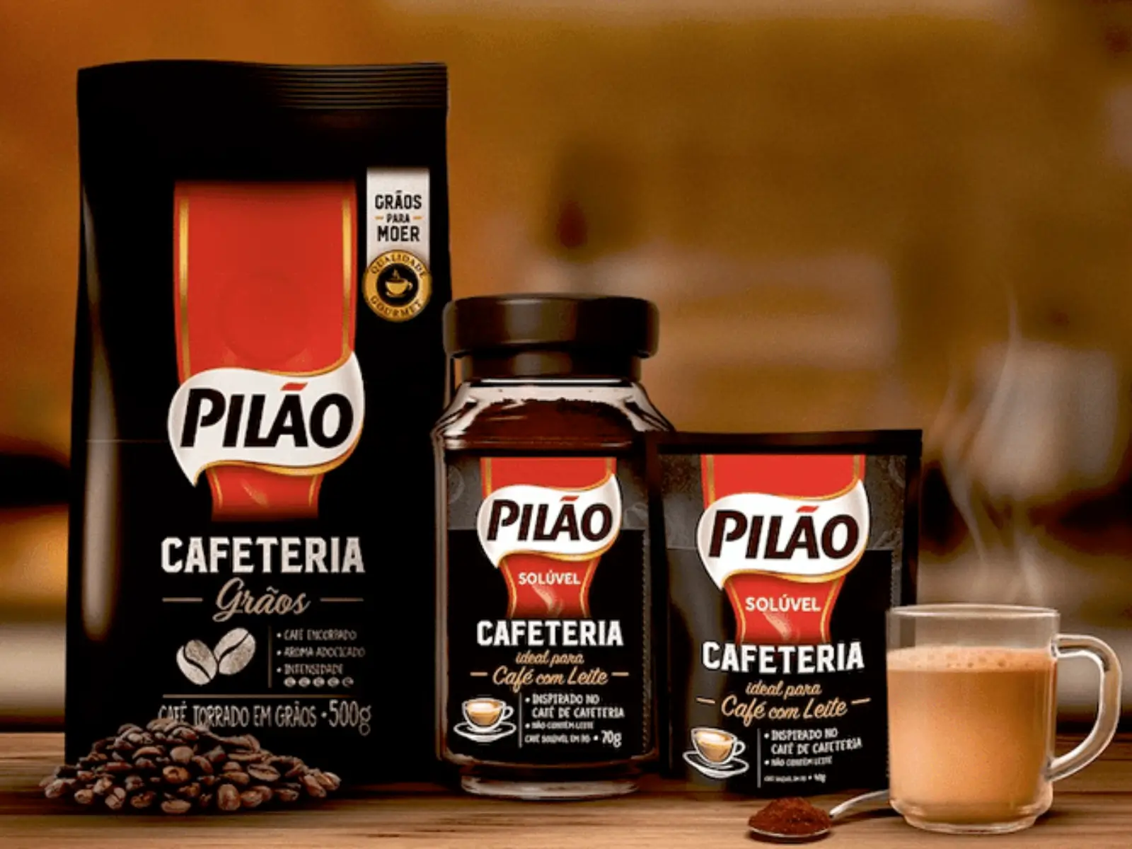 Linha de produtos Cafeteria do Café Pilão, incluindo café em grãos e café solúvel, mostrando a variedade da marca disponível para compra com cupom de desconto.