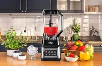 Liquidificador Ninja em uma cozinha com frutas e gelo, representando as ofertas com cupom de desconto nos produtos Ninja.