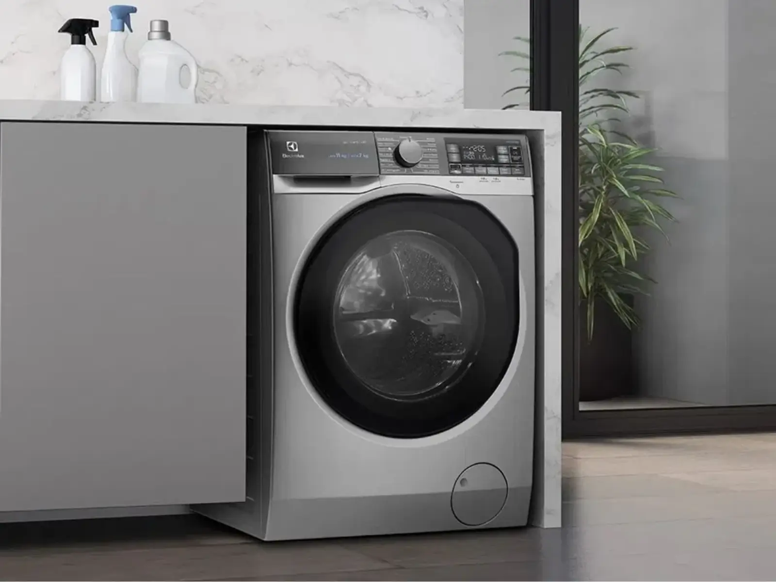 Máquina de lavar Electrolux de inox em uma lavanderia moderna, disponível para compra com cupom de desconto.
