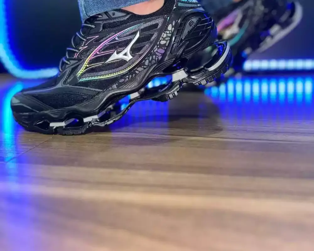 Tênis Mizuno Prophecy preto com detalhes iridescentes, o modelo mais desejado da marca, em promoção com cupom de desconto.