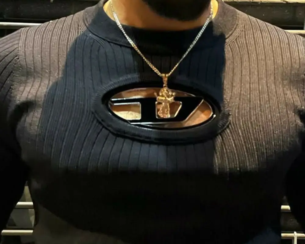Close-up de camiseta preta com o logo icônico da Diesel, item de moda masculina disponível com cupom de desconto