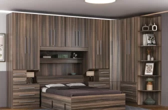 Guarda-roupa de casal de canto com cama embutida em madeira escura, um exemplo de móvel para quarto que pode ser comprado com cupom de desconto MadeiraMadeira.