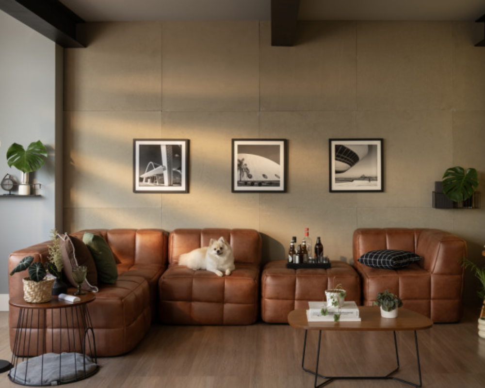 Sala de estar moderna com um sofá de couro marrom da Mobly, mostrando o design dos produtos.