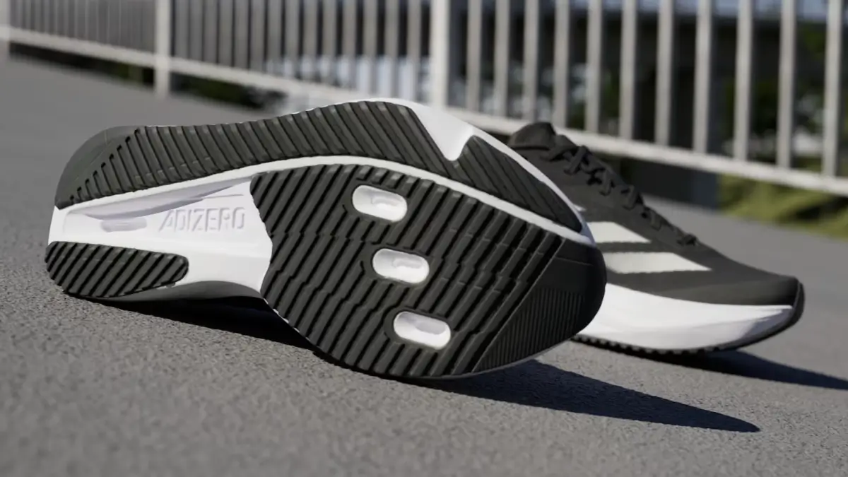 detalhe da parte de baixo do tenis adidas adizero sl 2 mostrando o solado de borracha