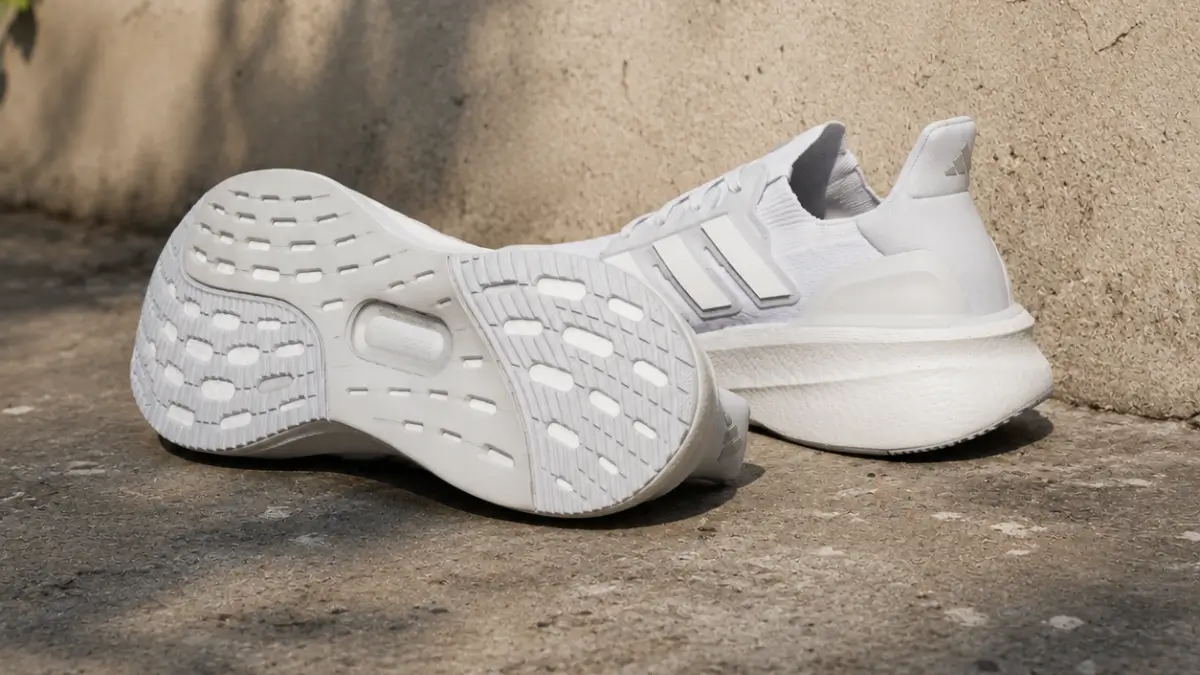 detalhe do solado do tenis adidas ultraboost 5 feminino mostrando o padrão de tração