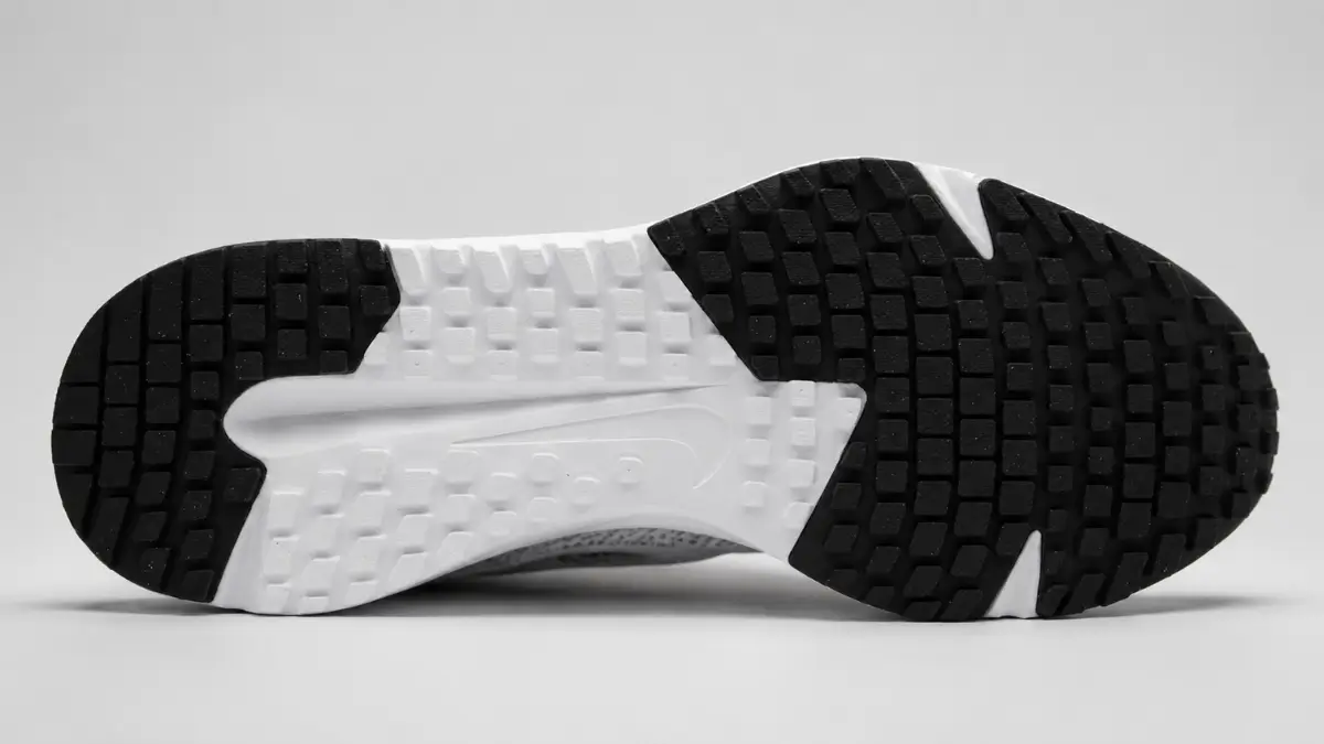 detalhe da sola de borracha antiderrapante do tenis nike run defy
