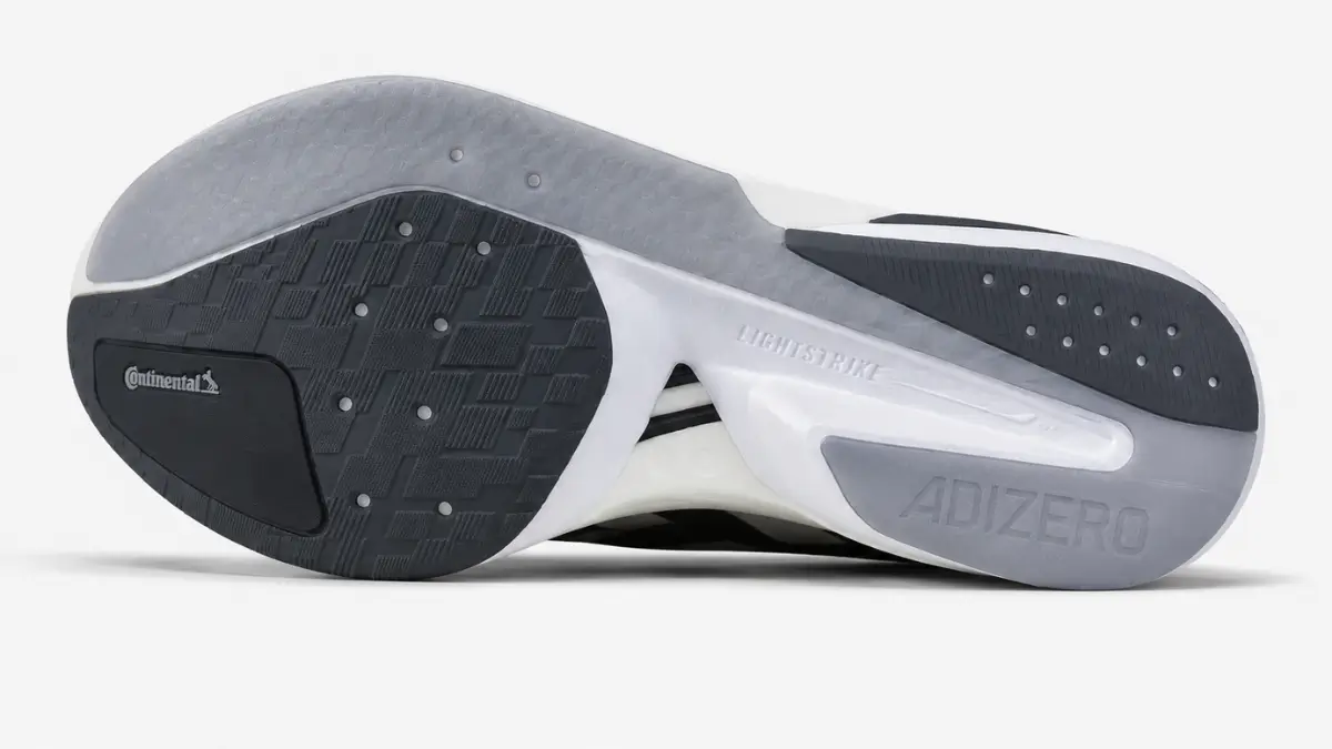 detalhes das hastes de fibra de vidro EnergyRods no tenis adidas adizero boston 13