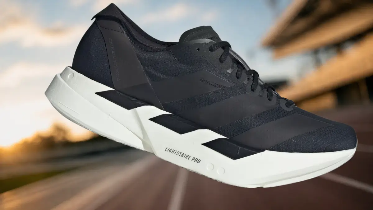 tenis adidas adizero em destaque mostrando design aerodinâmico para corrida de performance