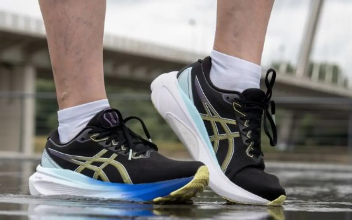 Tênis Asics com cupom de desconto aplicado