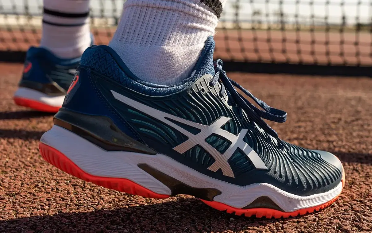 Tênis Asics sendo usado com cupom aplicado
