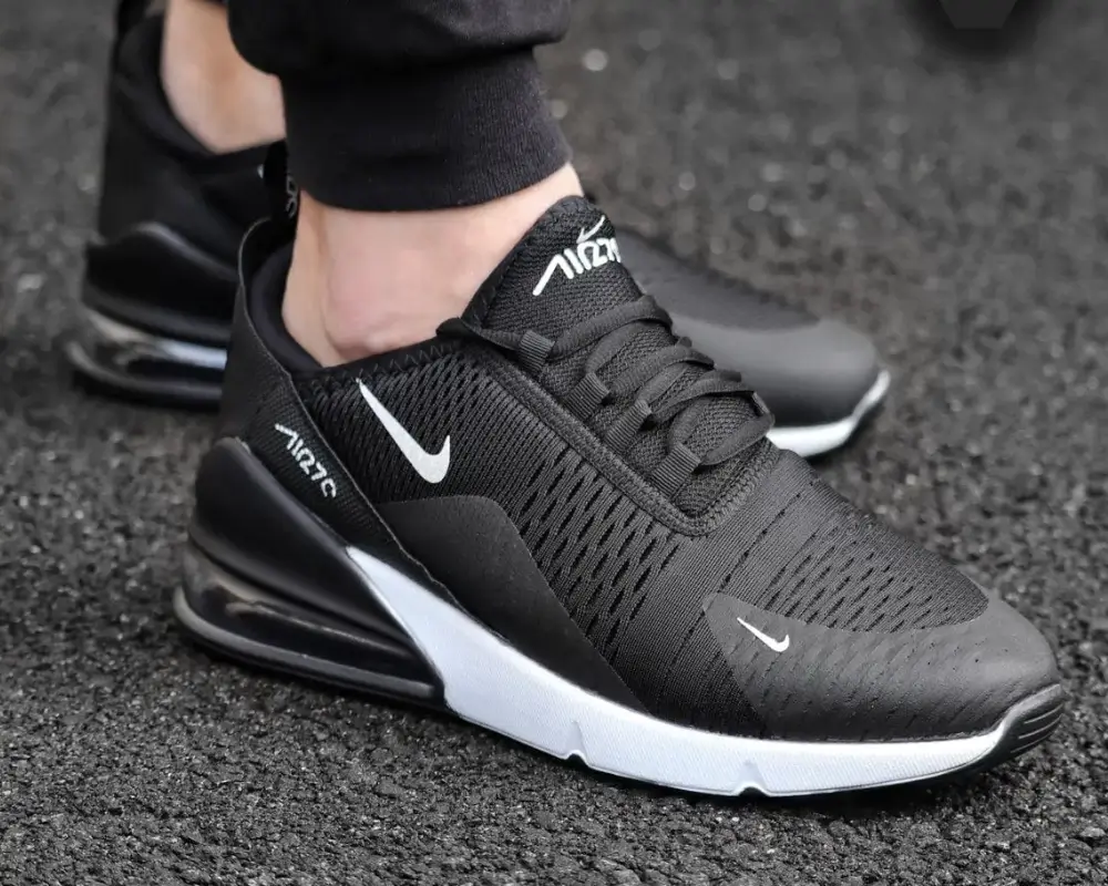 Tênis Nike Air Max preto estiloso, um ótimo exemplo de produto para comprar após aprender como usar cupom de desconto Centauro.