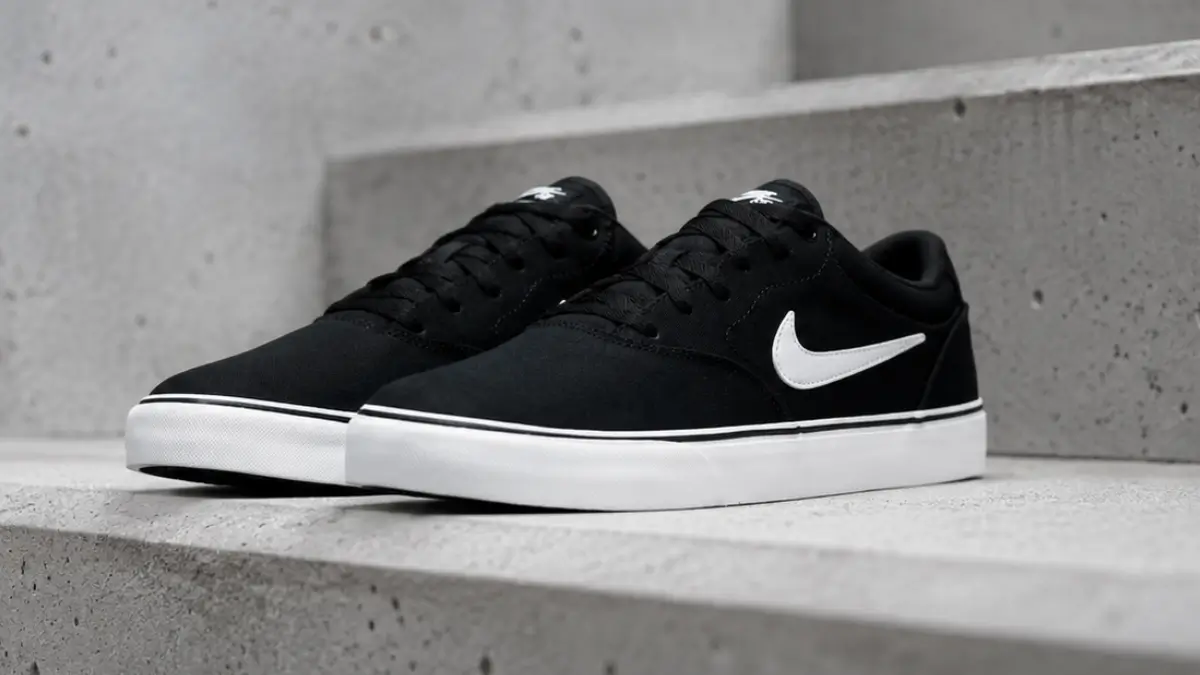tenis nike sb chron 2 canvas preto e branco em destaque estilo urbano