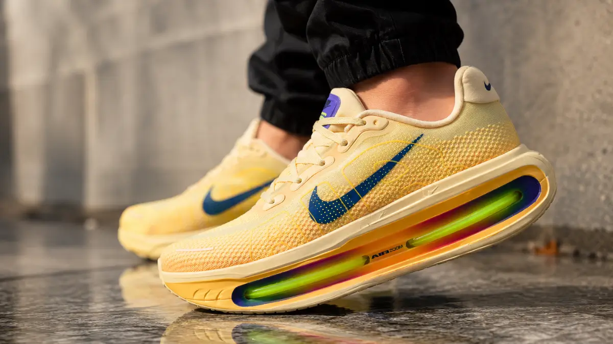 tenis nike vomero premium amarelo no pe destacando a grande unidade de ar na entressola