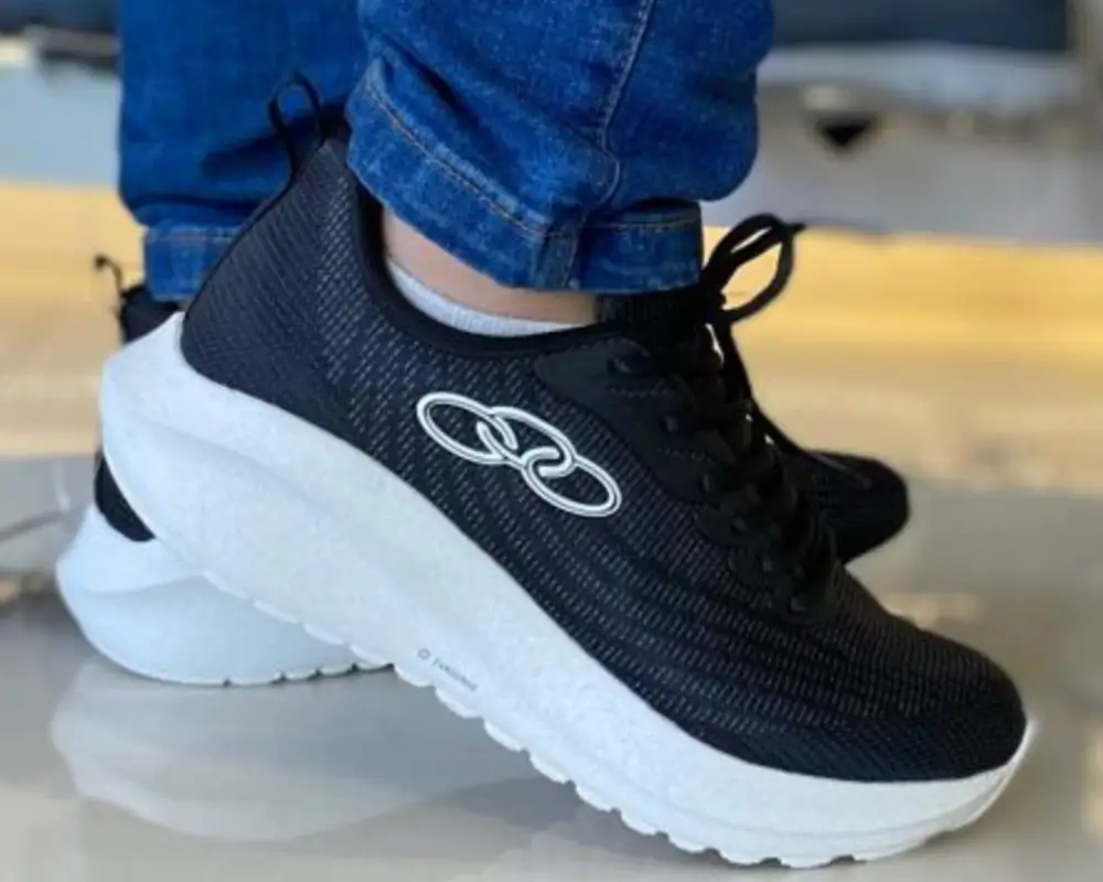 Tênis de corrida da Olympikus na cor preta, mostrando design e tecnologia.
