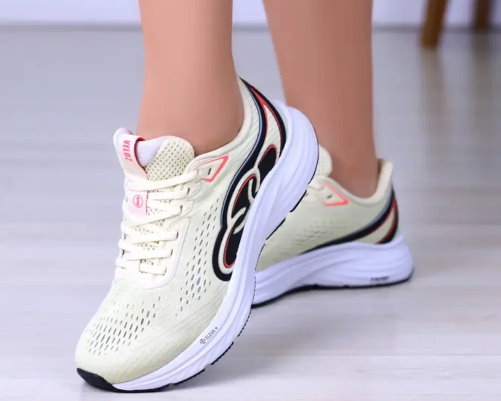 Tênis feminino da Olympikus na cor bege, mostrando o estilo e conforto da marca.